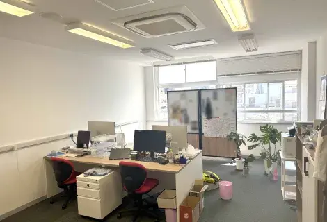 大学の中にオフィスがあり、セキュリティバッチリ。活気があり広々として開放感があります。