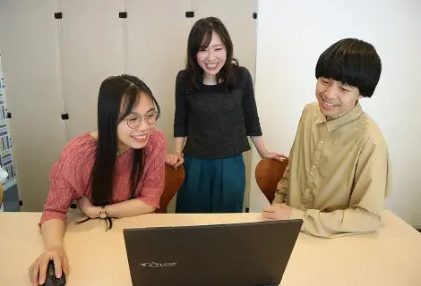 相談する社員たち