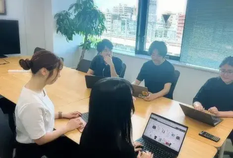 会議室での社内風景