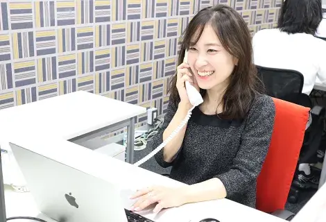 お客さまのヒアリングを行っている社員