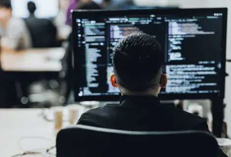 執務スペースにてメンバーが作業を行う風景