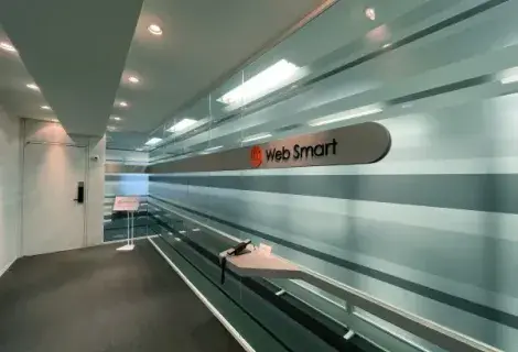 オフィスの入り口です。オフィス内には食事スペースや会議室もあります。