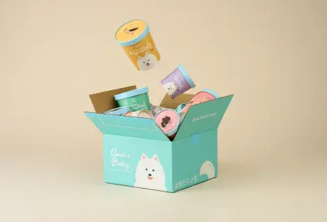 箱からドッグフードが飛び出している