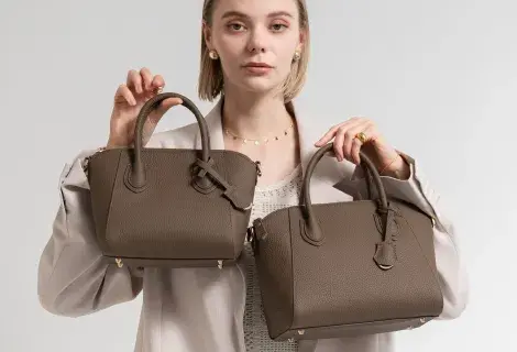 SNS運用スタッフ募集｜ファッションECブランドHAYNI（ヘイニ）のバッグを持つモデル