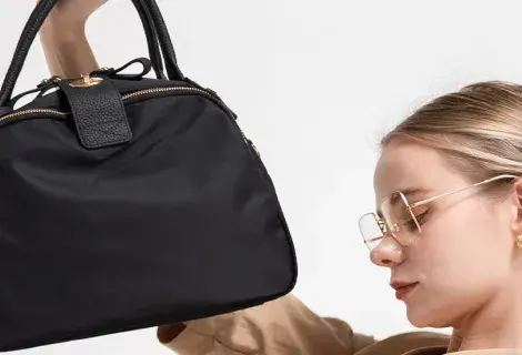 HAYNIのバッグを手にするモデル。SNS運用スタッフ募集｜ファッションECブランドHAYNI（ヘイニ）