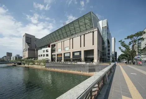 会社は商業施設・博多リバレインモール２階にあります